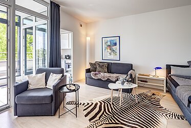 Bogenhausen: elegante apartamento con jardín de invierno y balcón