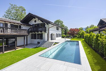 Primera ocupación tras la renovación: moderna casa de campo con piscina exterior