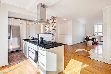 Maxvorstadt: Amplio piso de 3 habitaciones con bonito balcón