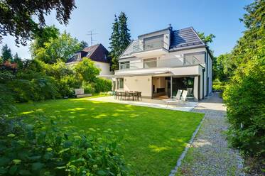 Moderna mansión de arquitecto en barrio de lujo