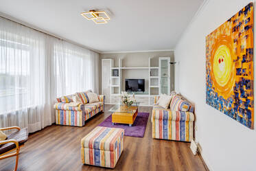 Se alquila apartamento de 3,5 habitaciones, bien diseñado y tranquilo.