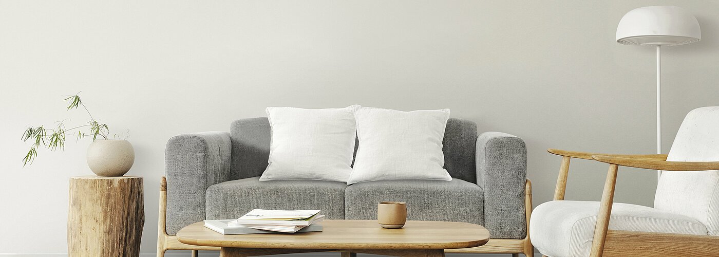 Stilvoll eingerichtetes Wohnzimmer mit Designer-Möbeln als Symbol für hochwertige möblierte Immobilien zur Miete oder zum Kauf in München bei Mr. Lodge.